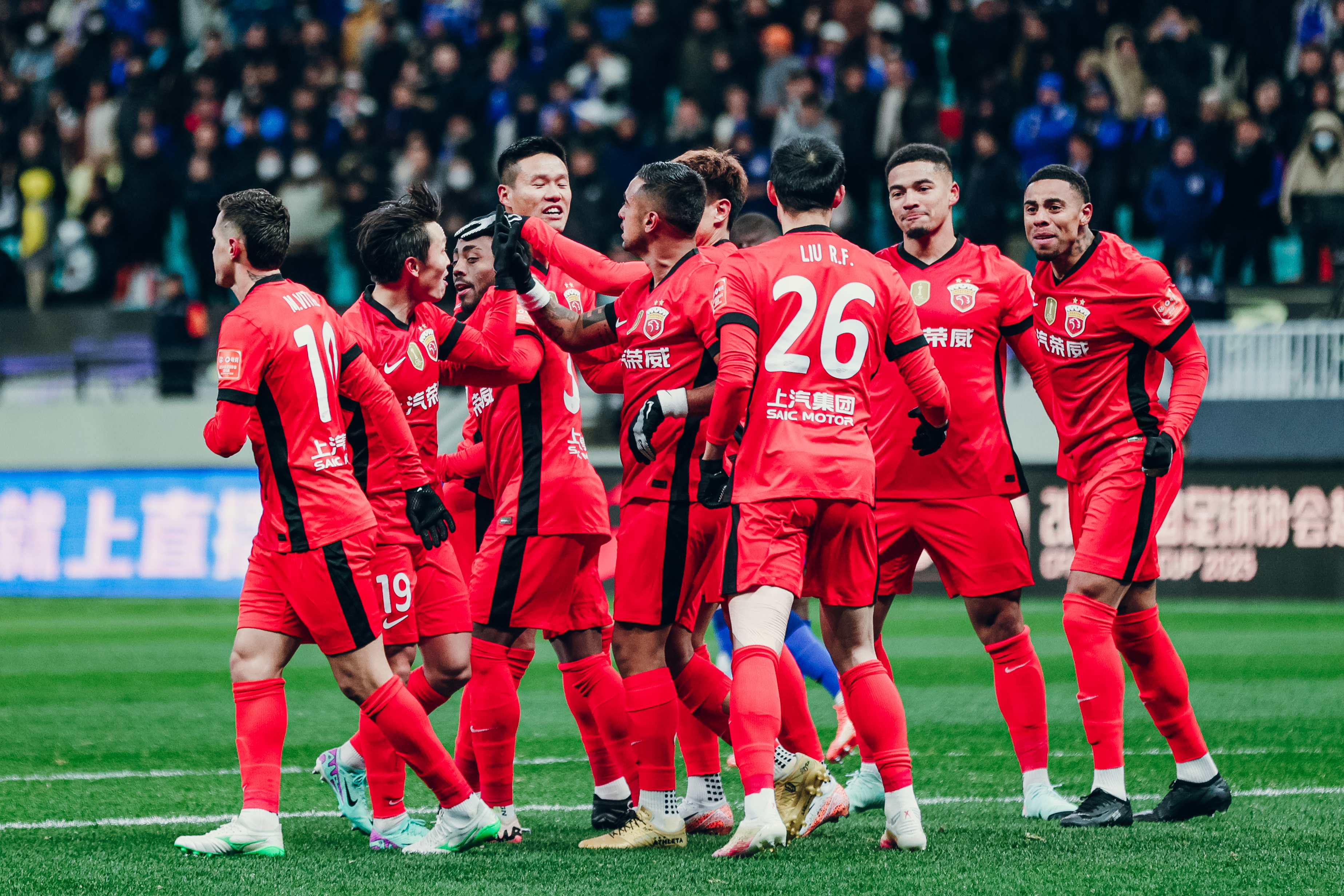 国际体育赛场上热闹非凡,球员角逐激烈,全场震撼的简单介绍 国际体育赛场上热闹非凡,球员角逐激烈,全场震撼的简单介绍