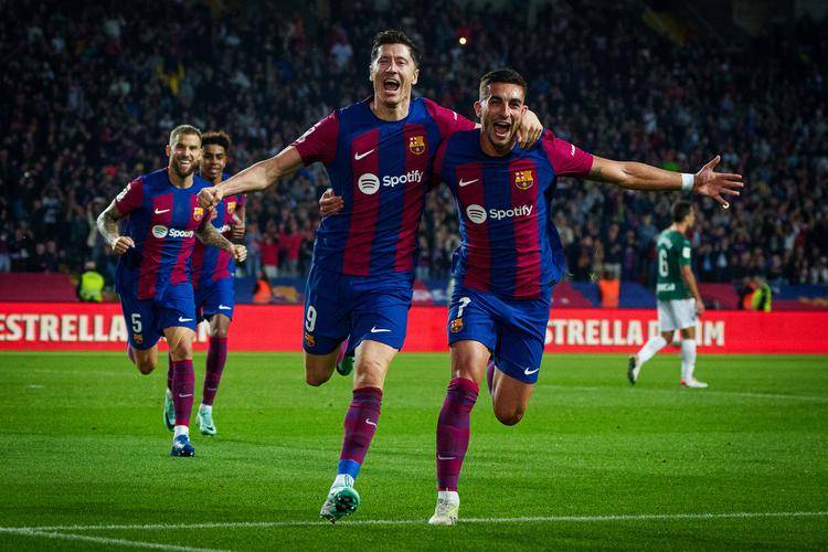 巴萨客场逼平皇家社会,保级形势严峻,掌声雷动 巴萨客场逼平皇家社会,保级形势严峻,掌声雷动