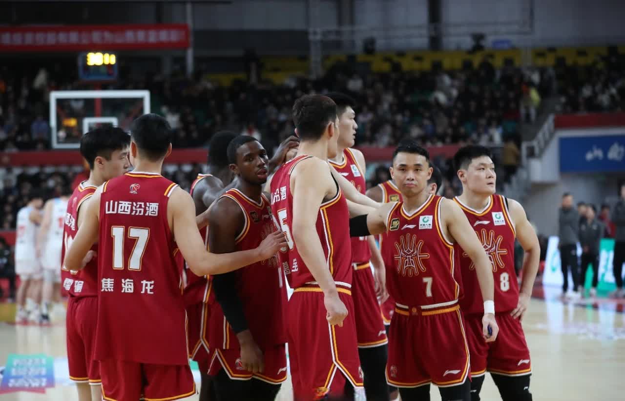 山西男篮与湖南队战平,展开激烈对抗,气势如虹 山西男篮与湖南队战平,展开激烈对抗,气势如虹
