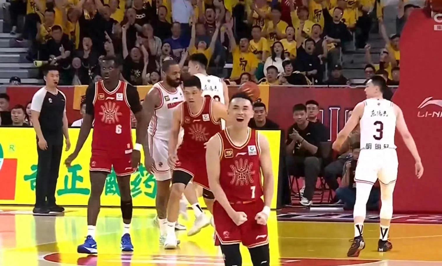 山西男篮与湖南队战平,展开激烈对抗,气势如虹 山西男篮与湖南队战平,展开激烈对抗,气势如虹