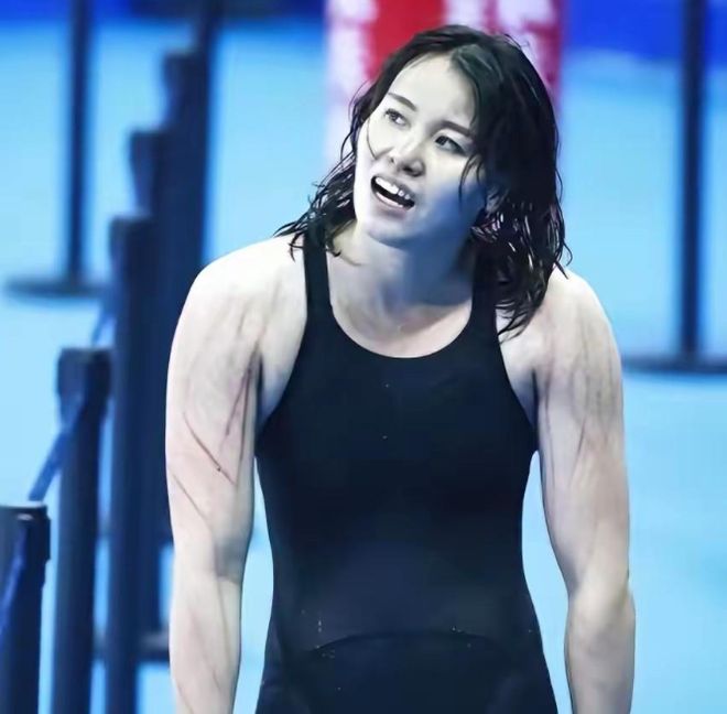 美国女子游泳选手破纪录夺金,掌声雷动的简单介绍 美国女子游泳选手破纪录夺金,掌声雷动的简单介绍