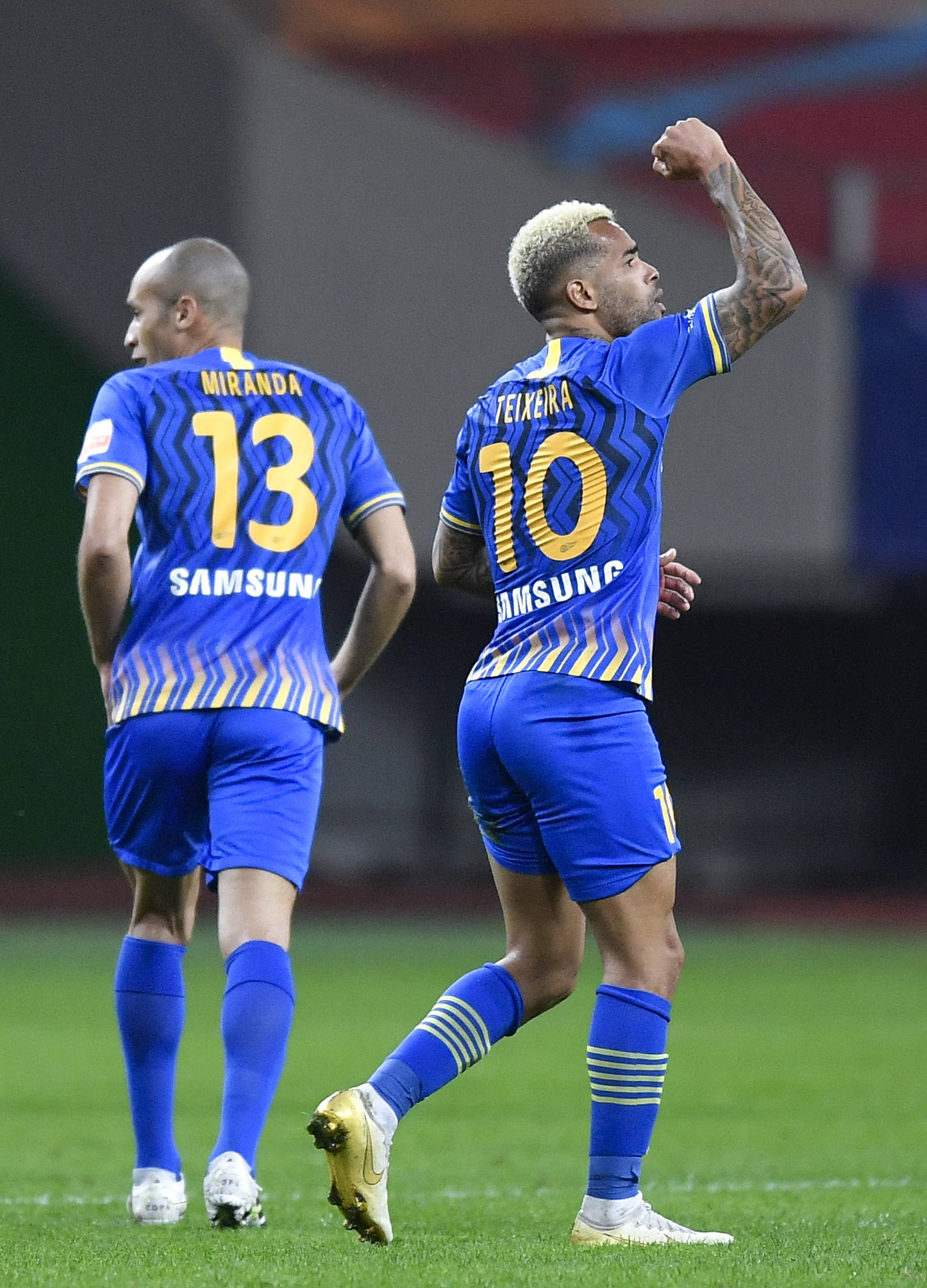 江苏苏宁未能战胜上海上港,憾失三分,全场震撼 江苏苏宁未能战胜上海上港,憾失三分,全场震撼