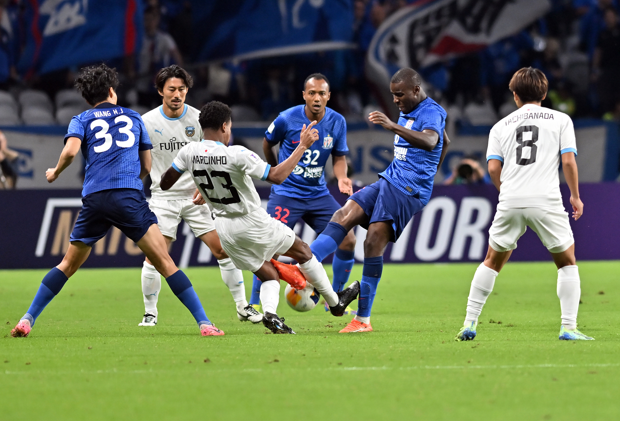 阿尔巴尼亚队在比赛中抢得先机，成功锁定胜局，掌声雷动