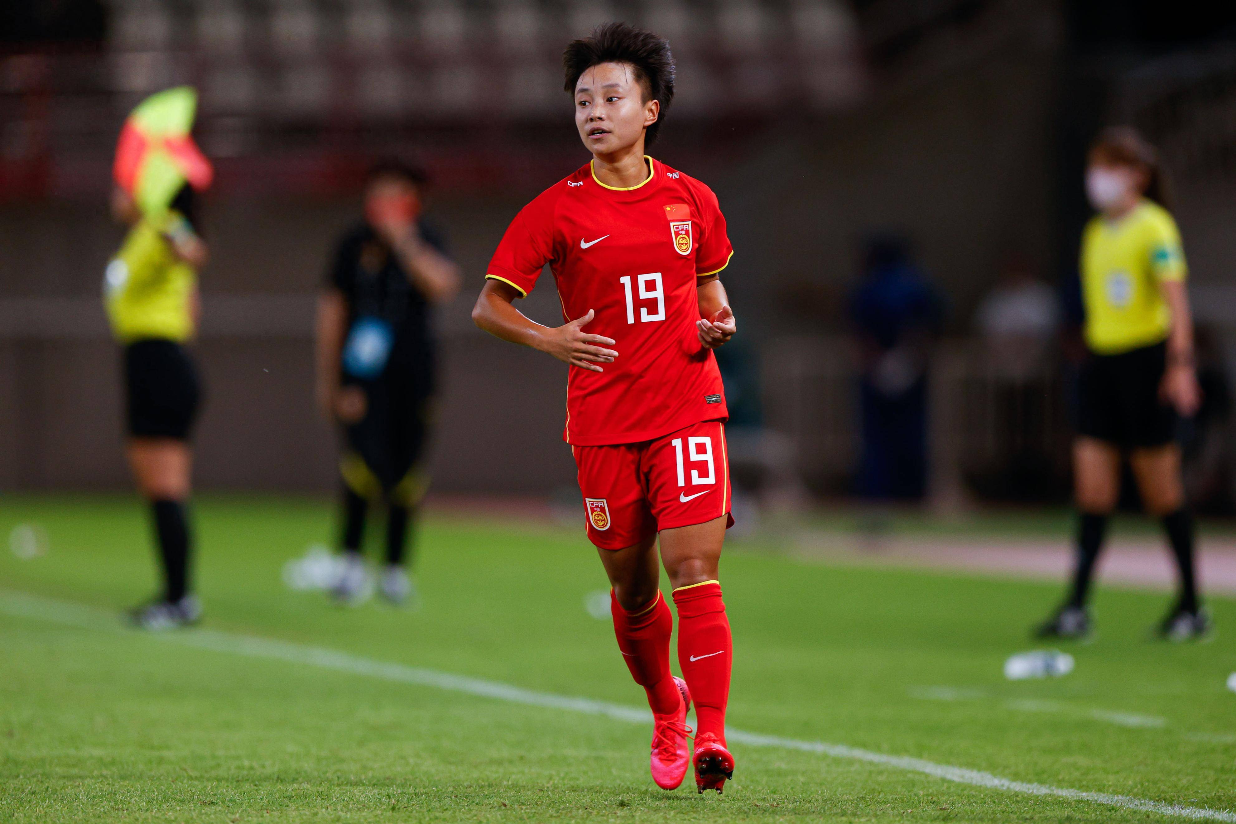 爆发力十足的选手:女足球员的进攻犀利,气势如虹 爆发力十足的选手:女足球员的进攻犀利,气势如虹