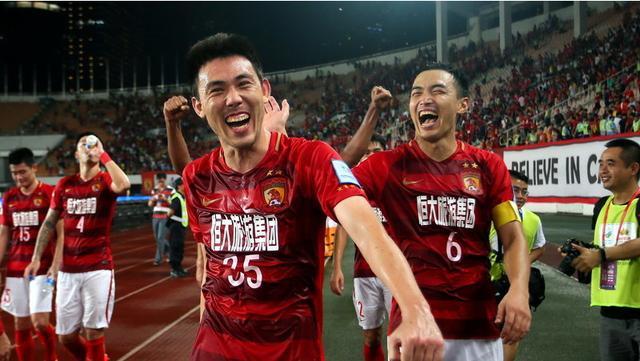 广州恒大战胜广州富力，登顶积分榜，全场震撼