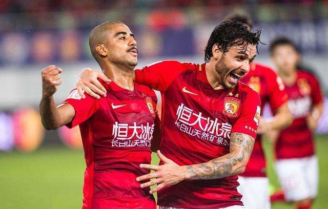 广州恒大战胜广州富力，登顶积分榜，全场震撼