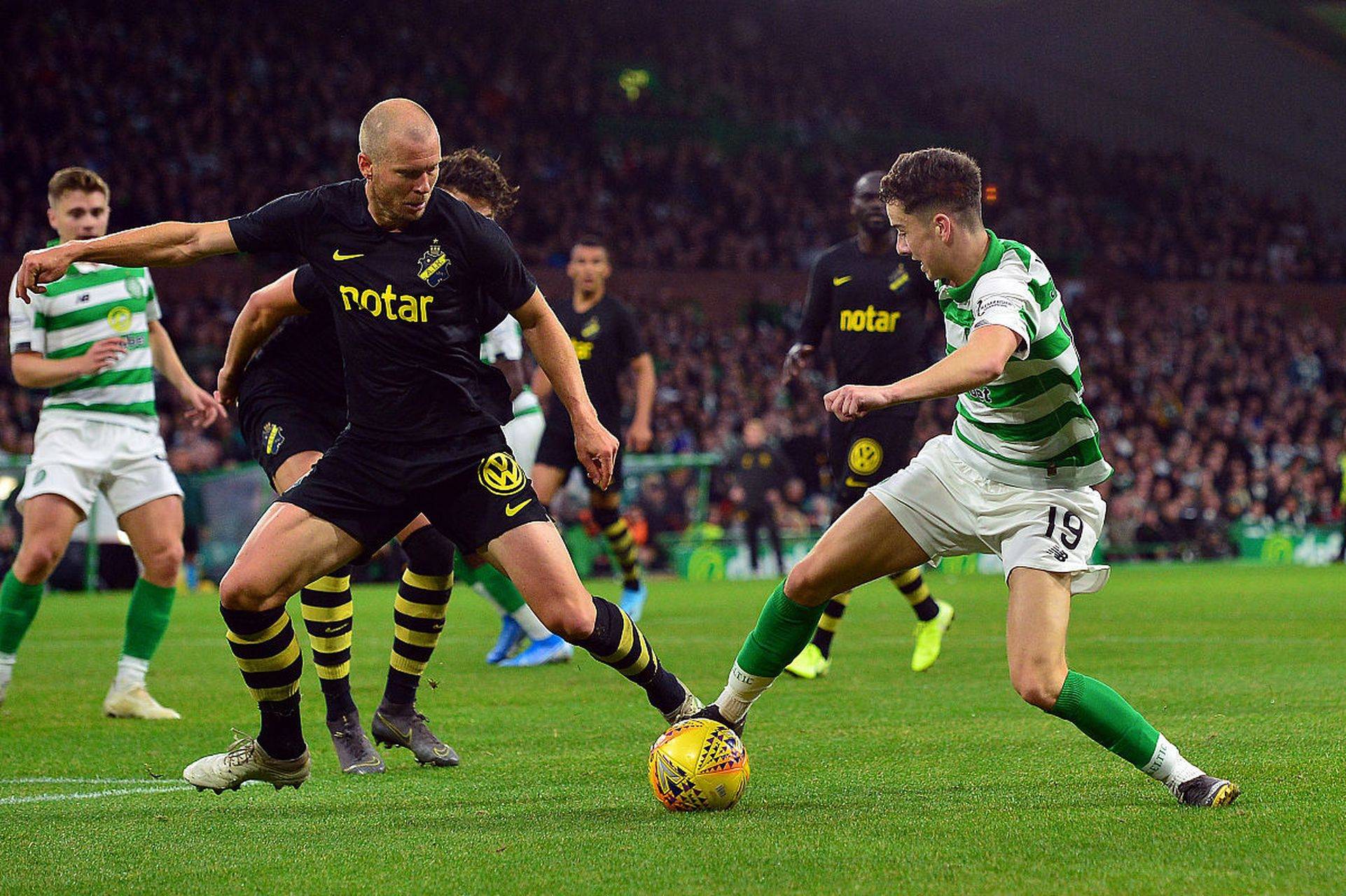 足球巨星获胜助球队晋级淘汰赛,表现亮眼 足球巨星获胜助球队晋级淘汰赛,表现亮眼