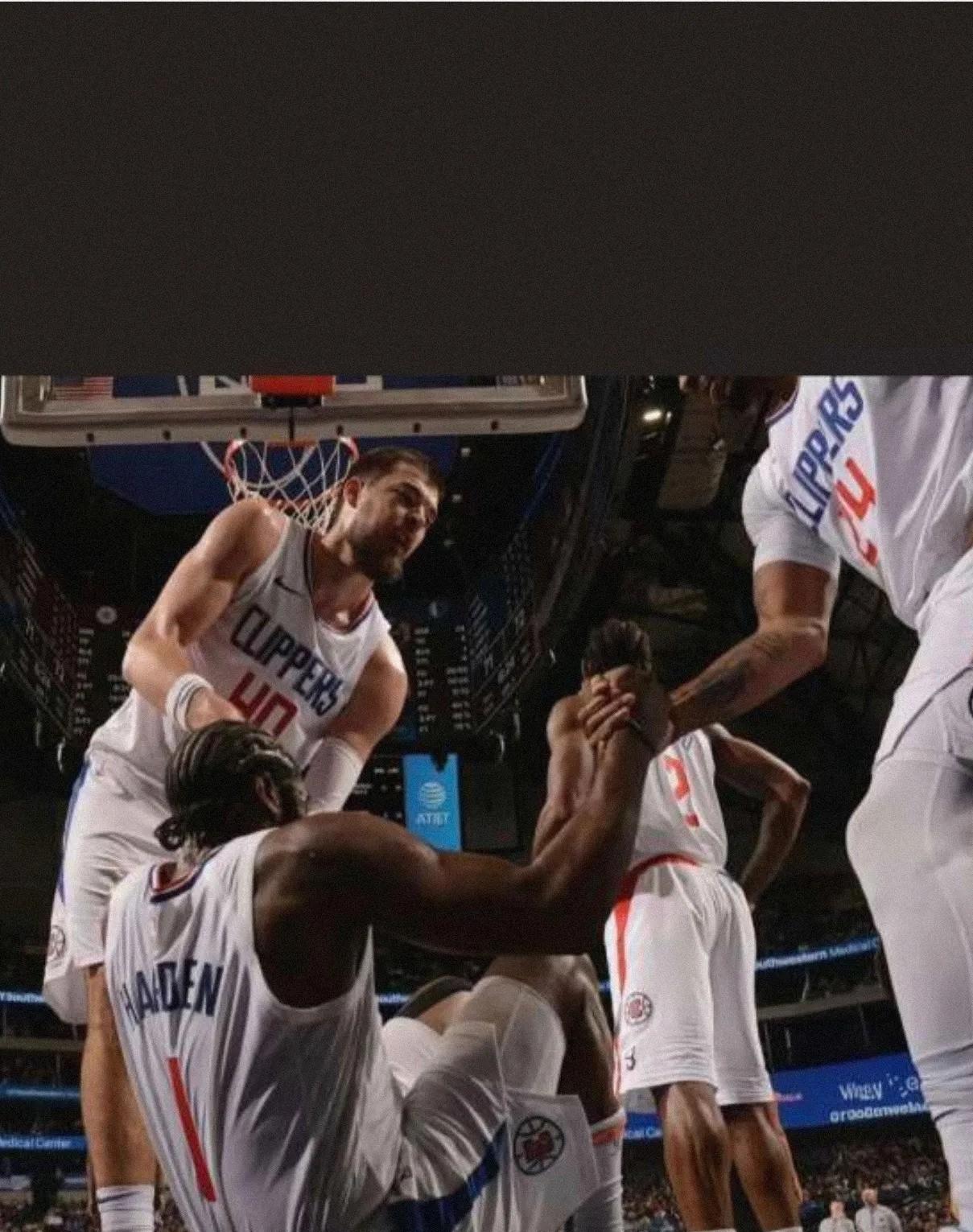 赛场上战术精妙,球员合作默契,引发热议 赛场上战术精妙,球员合作默契,引发热议