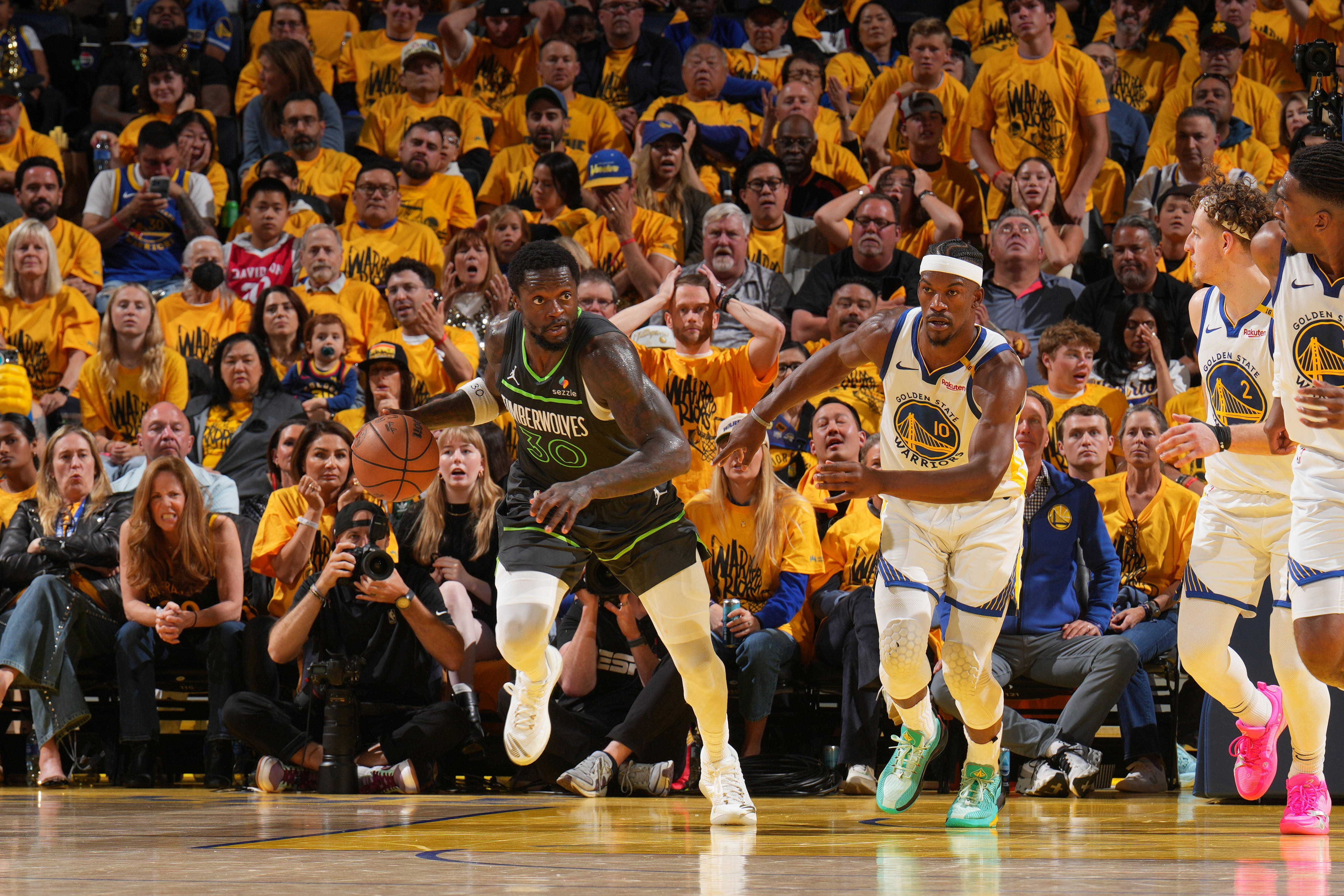 赛场上战术精妙,球员合作默契,引发热议 赛场上战术精妙,球员合作默契,引发热议