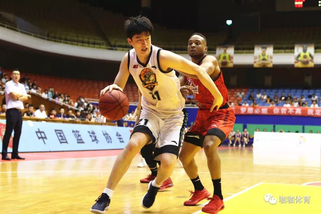 雄鹿抢七大战变数多，需协作提升团队配合性，士气大振