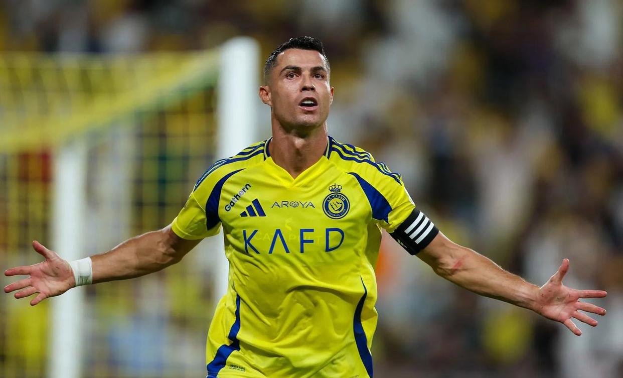 足球明星在赛场上闪耀，领先对手，势不可挡