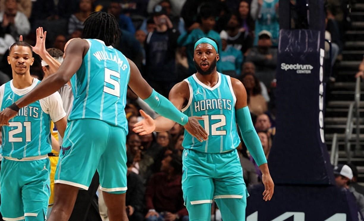 湖人横扫黄蜂:胜利之路毫无悬念,掌声雷动 湖人横扫黄蜂:胜利之路毫无悬念,掌声雷动