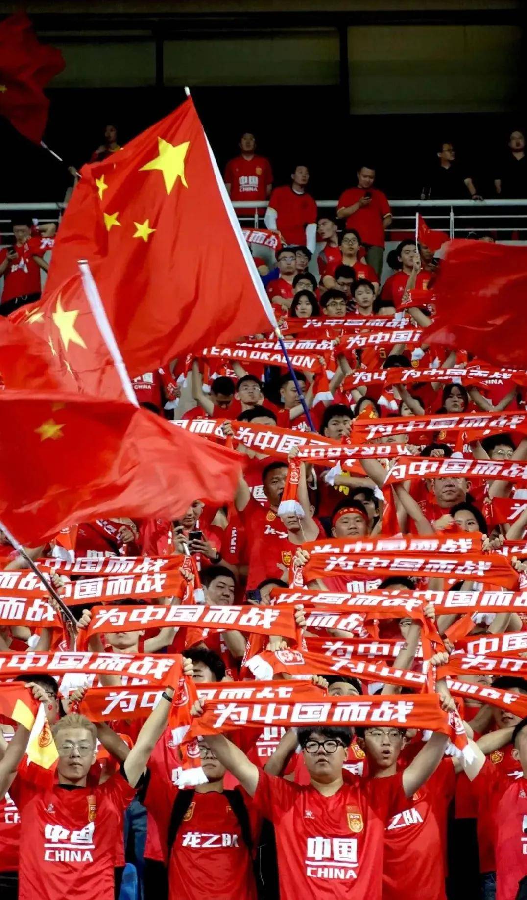 中国足球队在比赛中展现出强大实力，收获胜利，掌声雷动的简单介绍