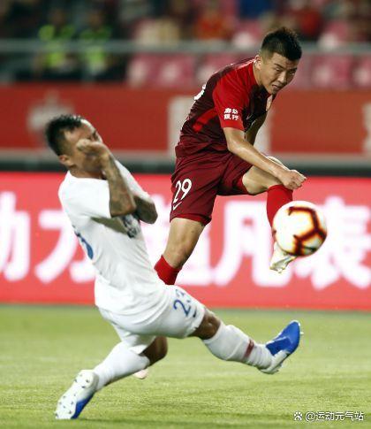 中国足球队在比赛中展现出强大实力，收获胜利，掌声雷动的简单介绍