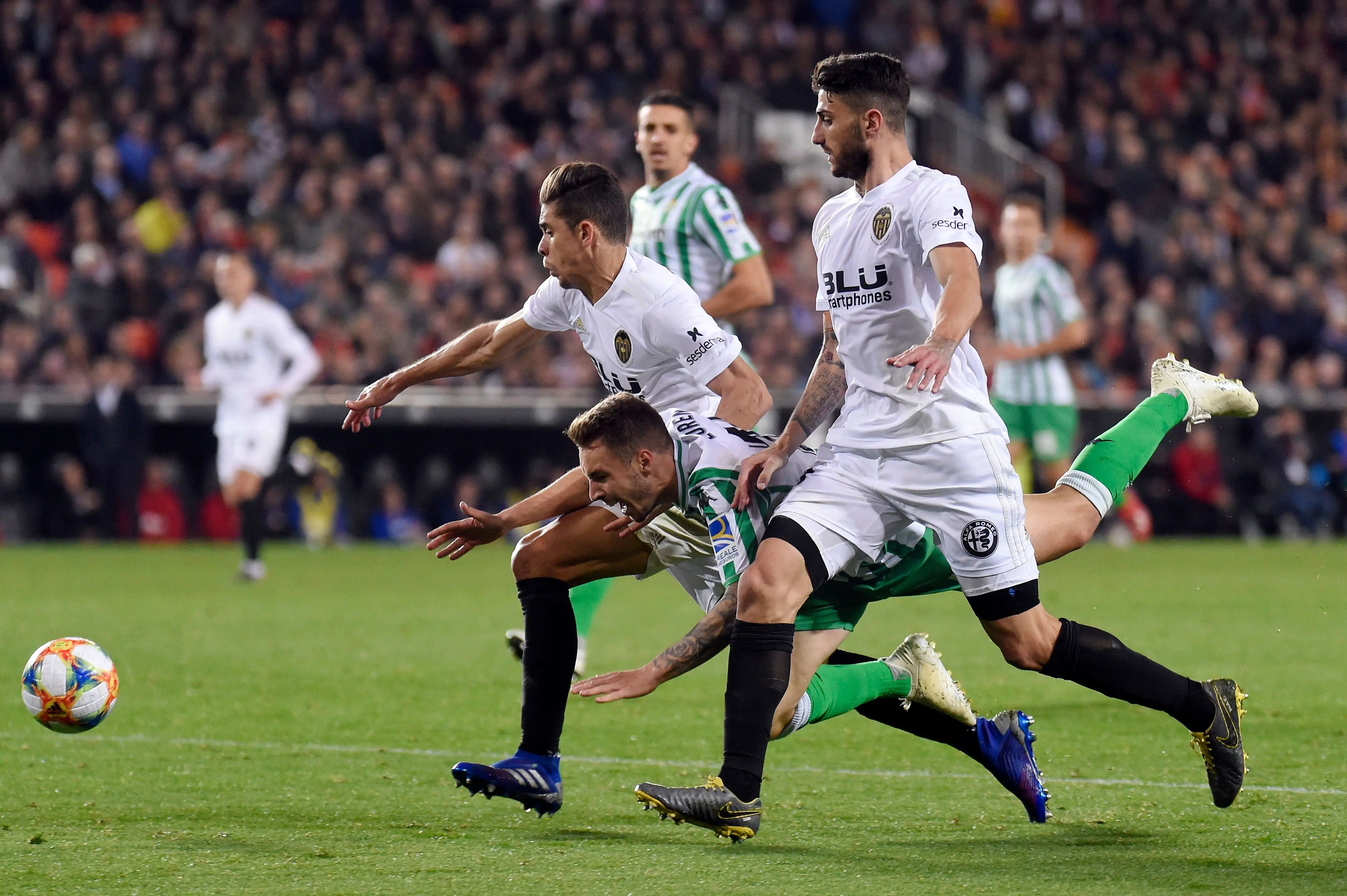 强队势均力敌在西甲赛场上交手,气势如虹 强队势均力敌在西甲赛场上交手,气势如虹