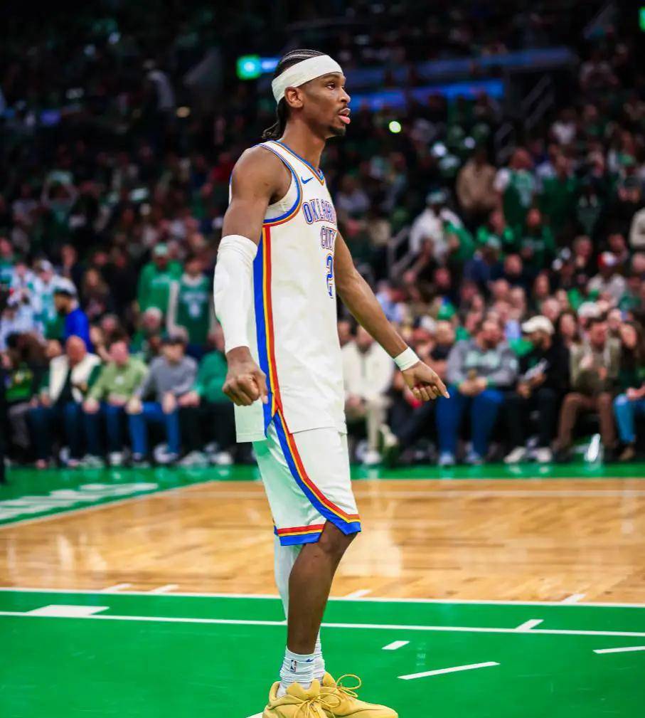 爵士主场力克凯尔特人,再次占据榜首,引发热议的简单介绍 爵士主场力克凯尔特人,再次占据榜首,引发热议的简单介绍