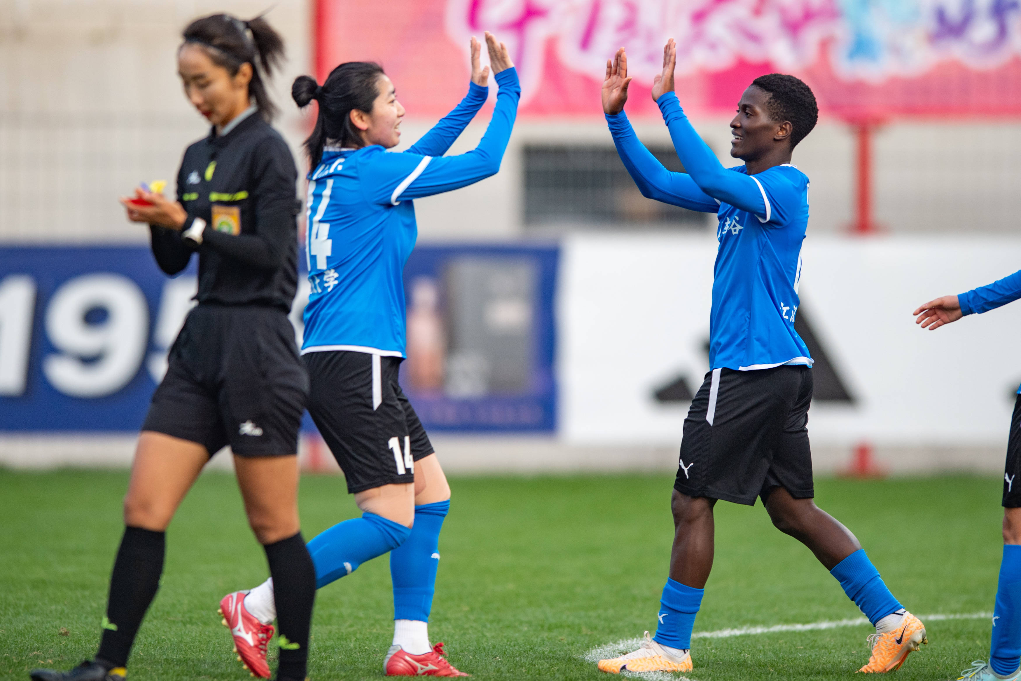 亚洲女足赛季收官,全明星赛打响,掌声雷动 亚洲女足赛季收官,全明星赛打响,掌声雷动