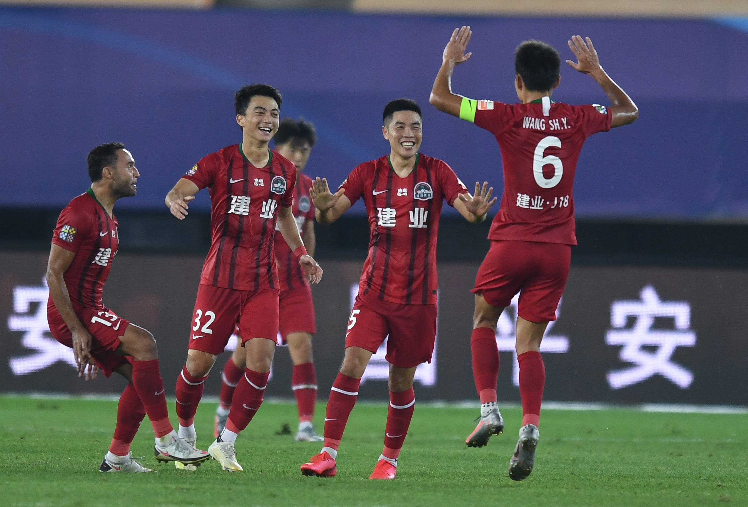 因德斯助攻关键进球,建业险胜,战绩斐然 因德斯助攻关键进球,建业险胜,战绩斐然