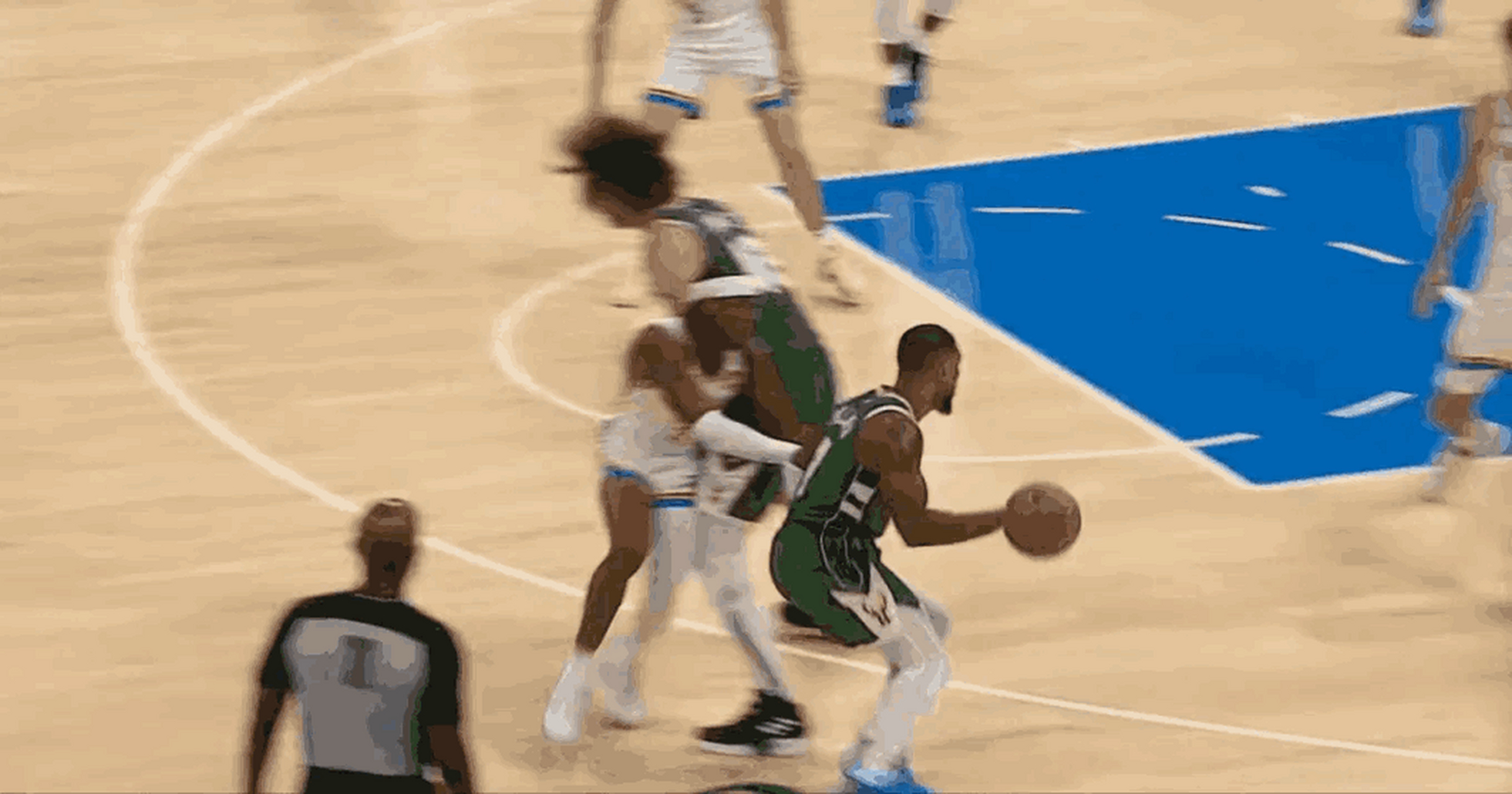 福建队轻取雷霆，利拉德点燃赛场