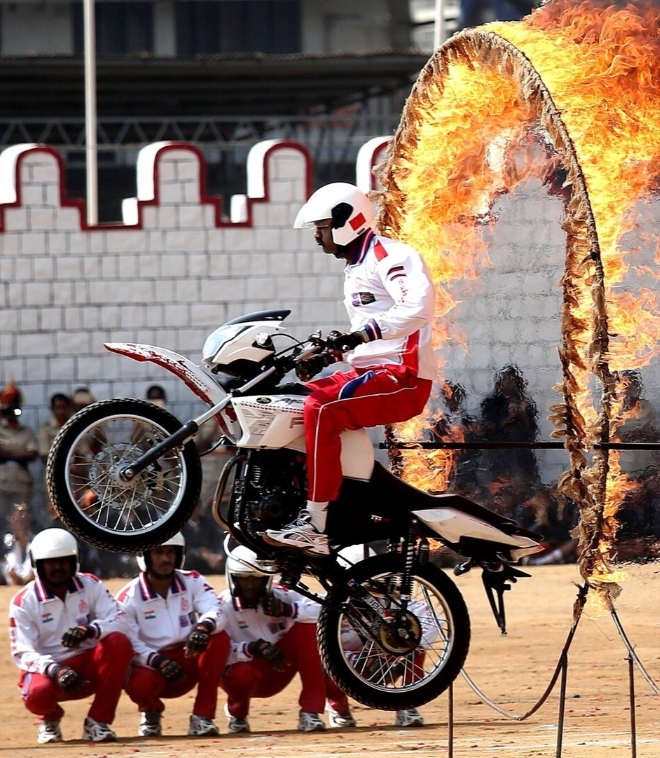 哈斯车队逆转迈凯伦，阿隆索点燃赛场